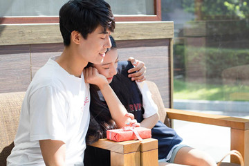 第一次送女生礼物禁忌,小礼物也有大讲究 第一次送女生礼物禁忌,小礼物也有大讲究第2张